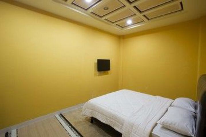 Room 9 of 10