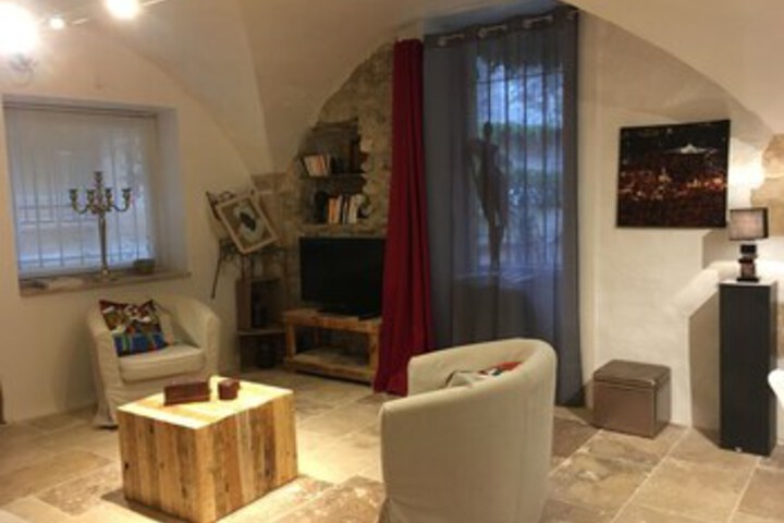 Lounge 14 of 49