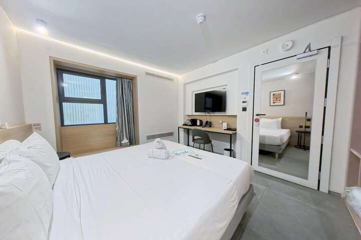 Room 32 of 79