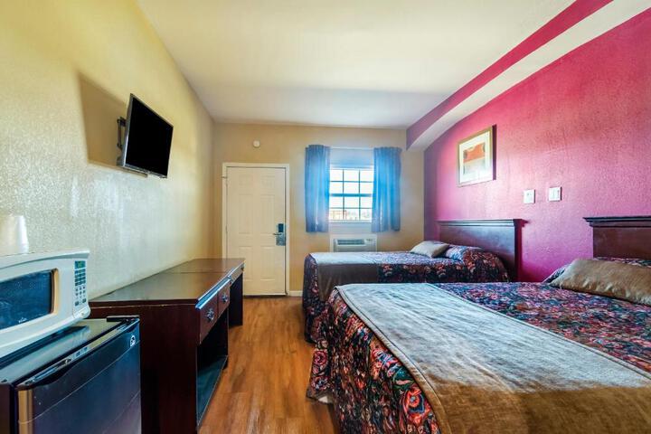 2 Queen Beds (5 of 7)