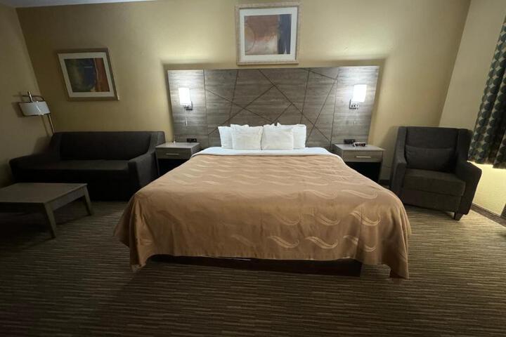 1 King Bed (5 of 17)