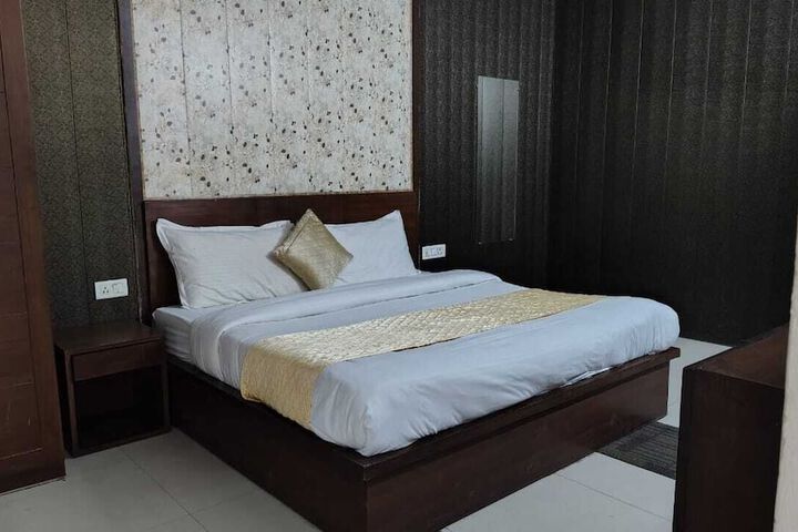 Room 13 of 24