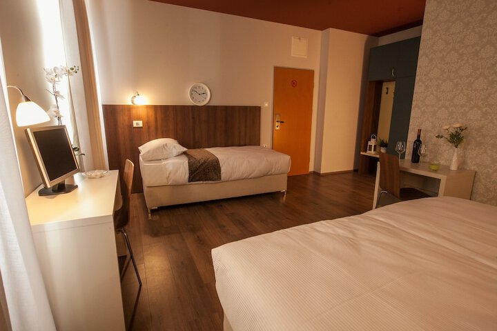 Room 9 of 20