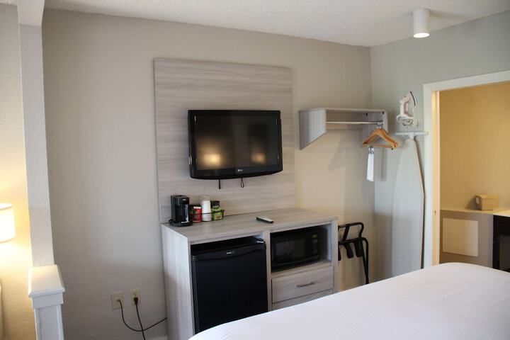 1 King Bed Accessible (14 of 16)