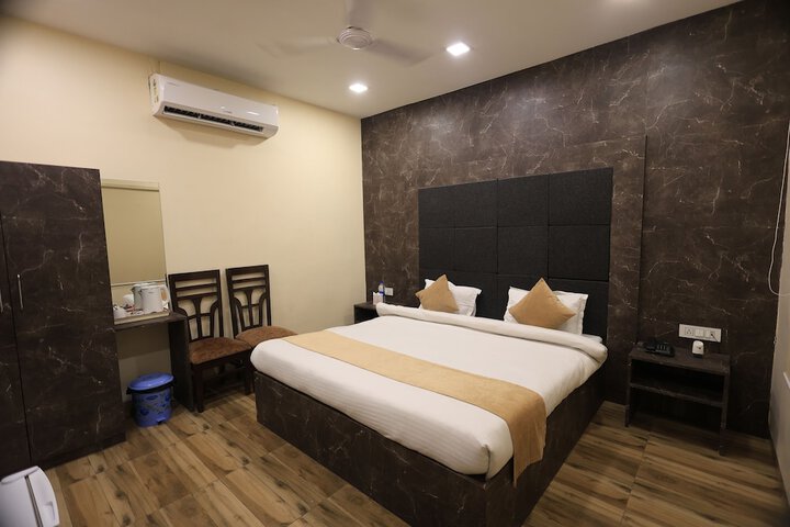 Room 11 of 28