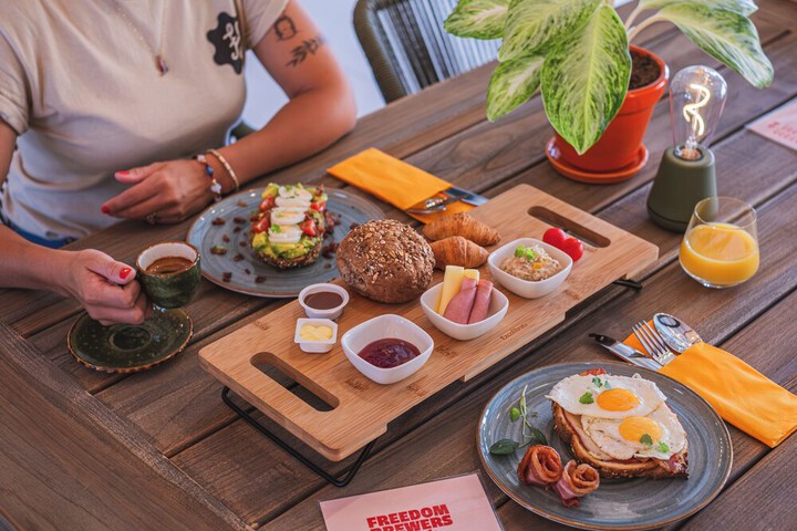 Breakfast/Coffee Service 66 of 82
