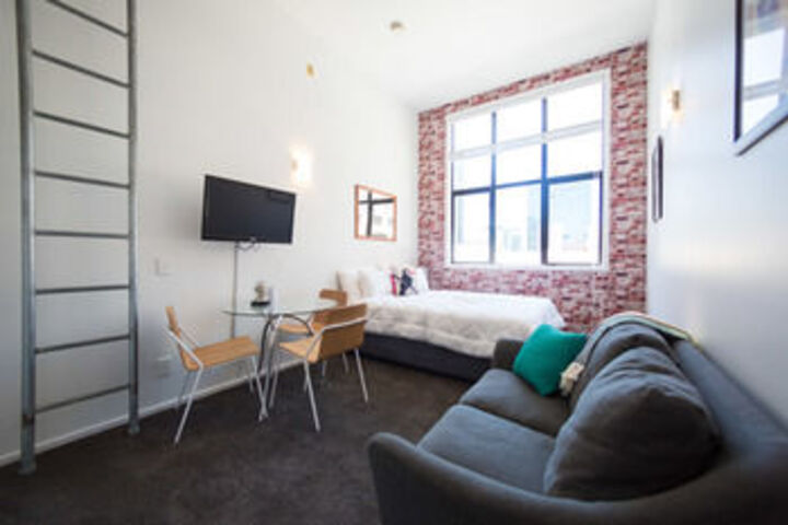 Room 5 of 9