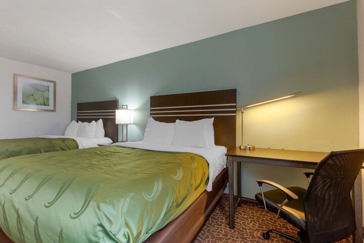 2 Queen Beds (1 of 4)