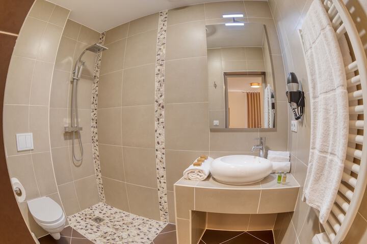 Room 14 of 33