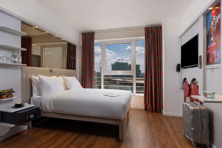 Room 25 of 133