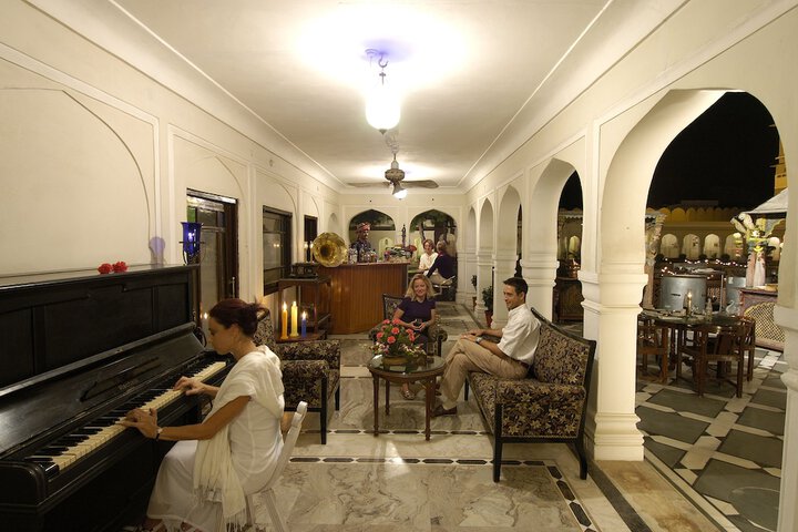 Lounge 65 of 103