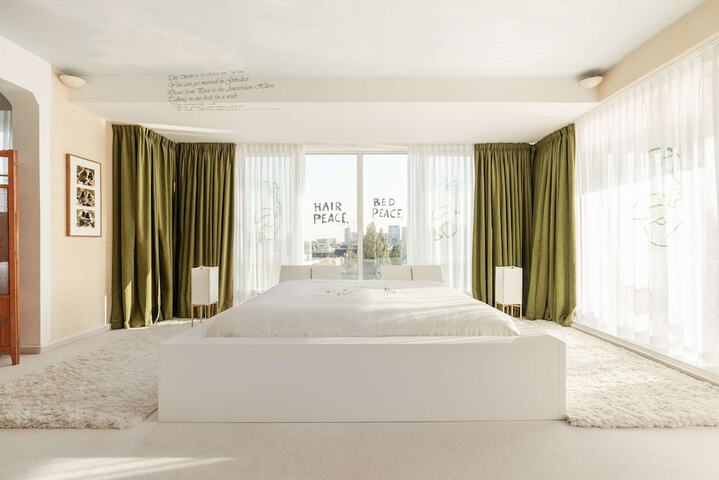 Room 32 of 143