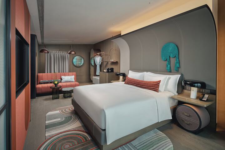Room 6 of 93