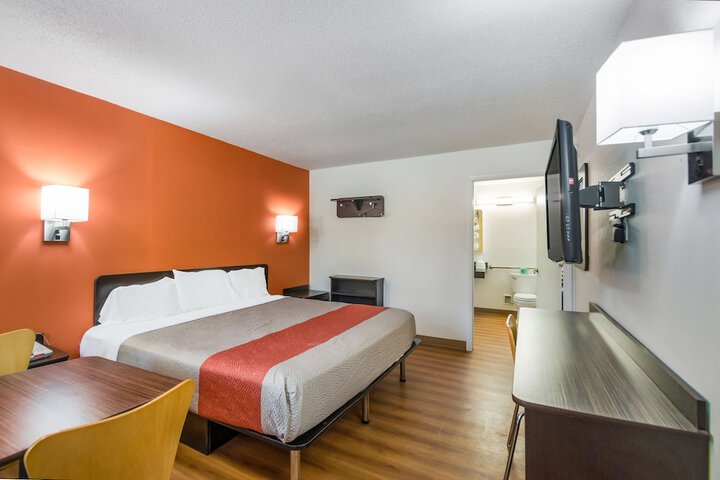 1 King Bed (8 of 15)