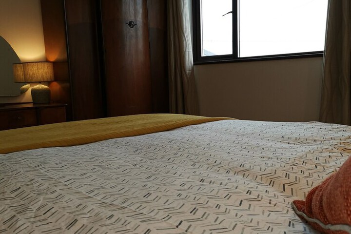 Room 4 of 8