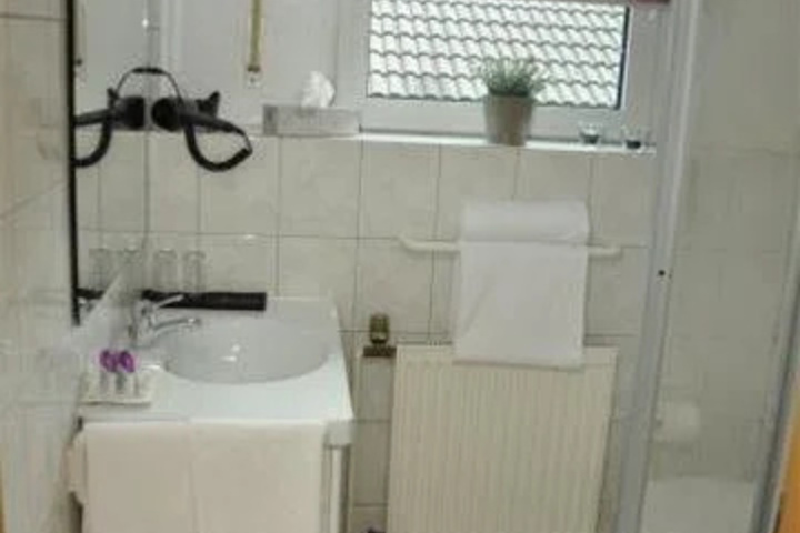 Room 4 of 4