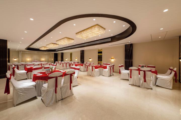 Ballroom/Hall 29 of 30