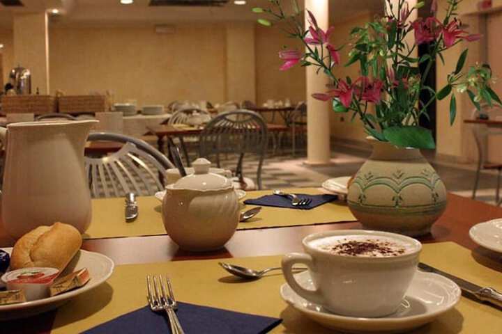Dining 27 of 32