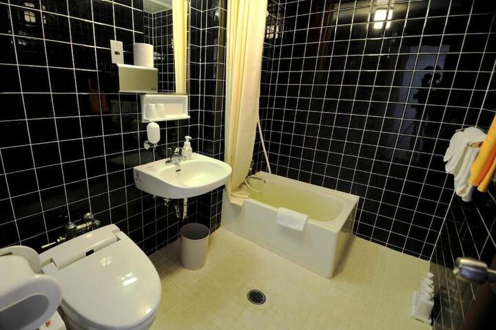 Room 17 of 27