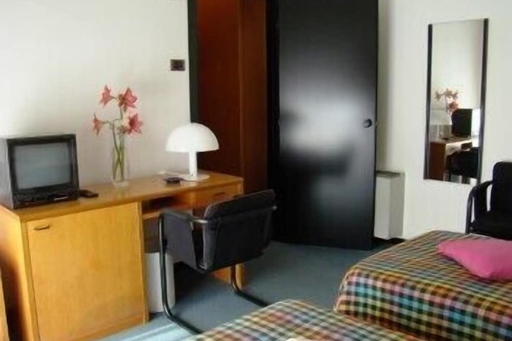 Room 9 of 49