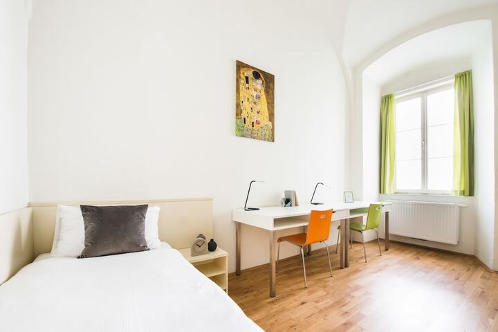 Room 18 of 80