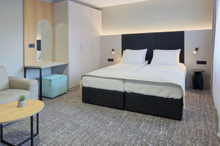 Room 46 of 80