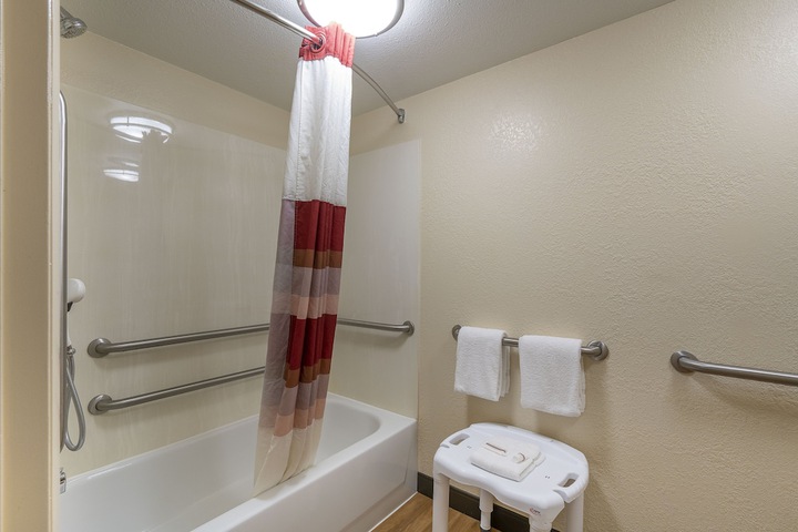 Deluxe King Bed Accessible (4 of 11)