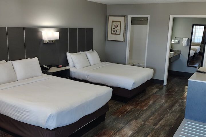 2 Queen Beds (3 of 3)