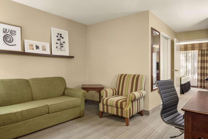 King Accessible Room (5 of 6)