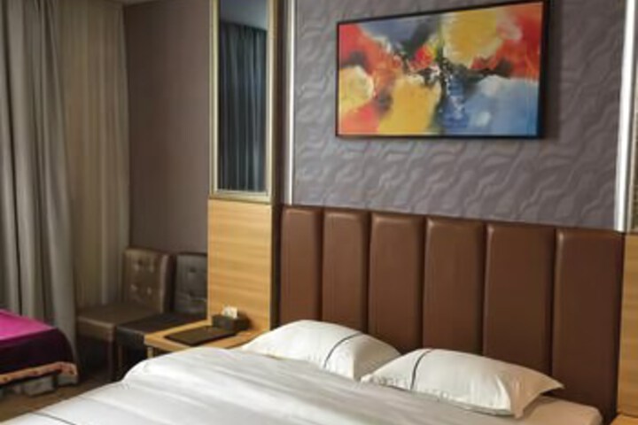 Room 7 of 8