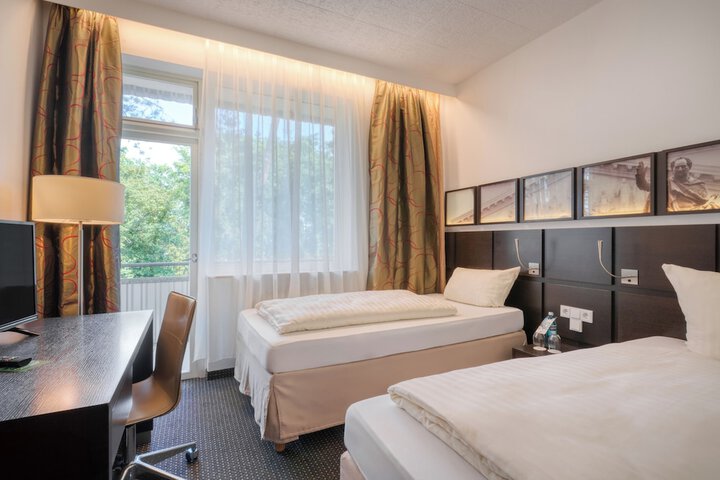 Room 11 of 38
