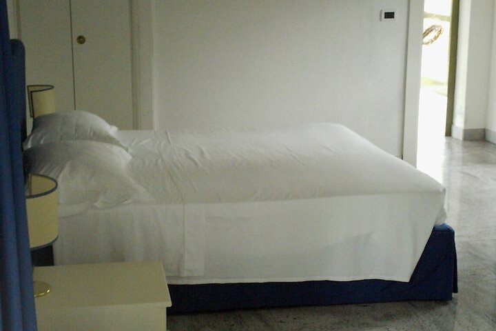 Room 28 of 79