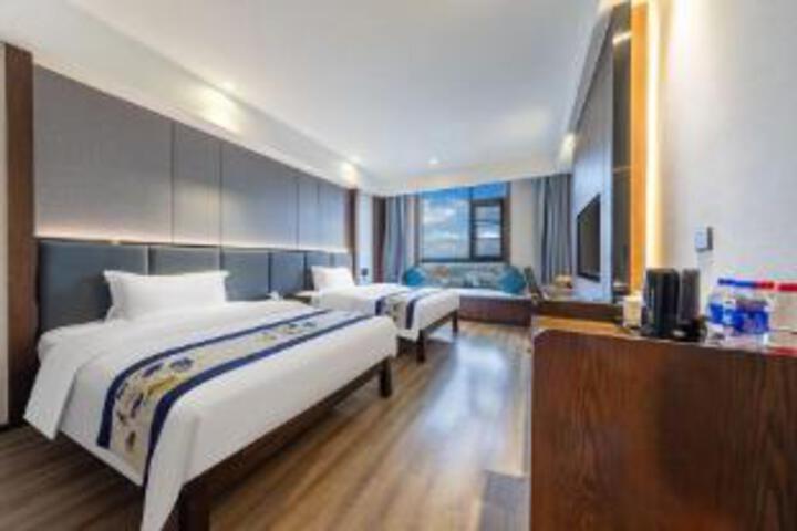 Room 8 of 10