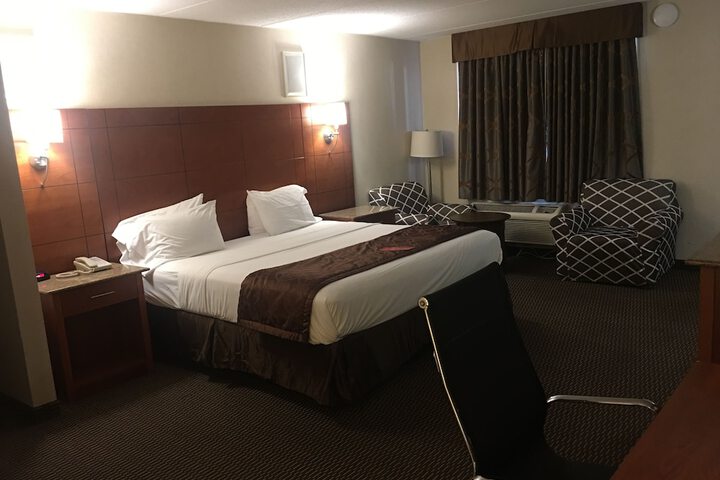 1 King Bed (2 of 25)