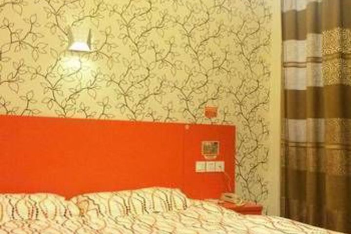 Room 4 of 8