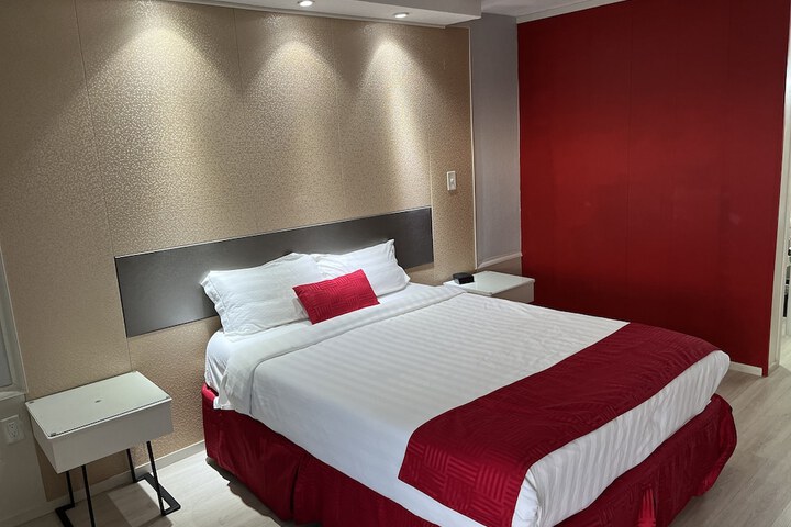 1 Queen Bed (1 of 2)