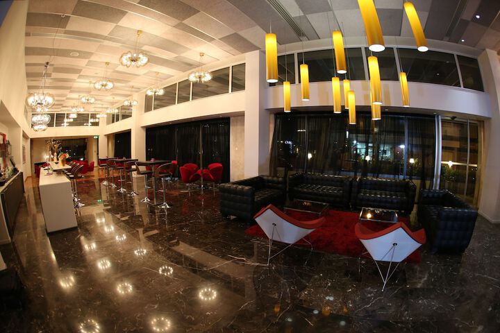 Lounge 20 of 32