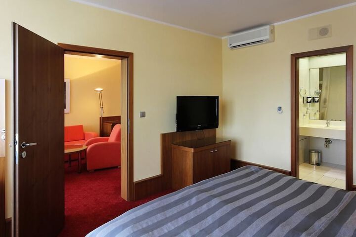 Room 5 of 77