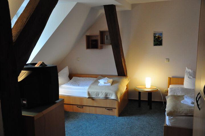 Room 11 of 27