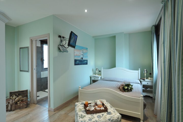 Room 8 of 34