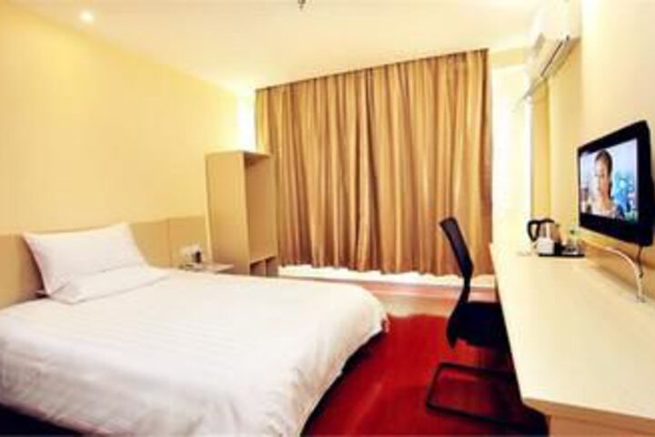 Room 6 of 18
