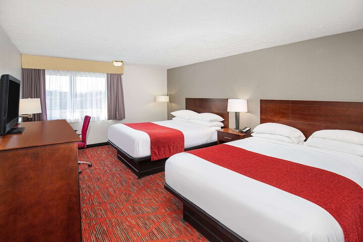1 Queen Bed (6 of 14)
