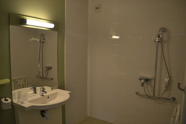 Room 25 of 66