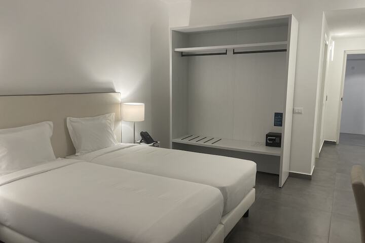 Room 4 of 28
