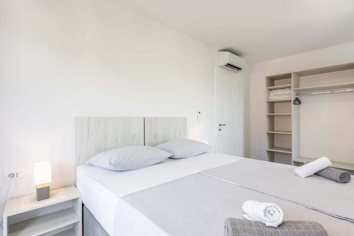 Room 2 of 43