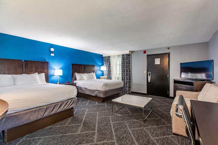 2 Queen Beds Executive Room Living Room Wet Bar Microwave and Refrigerator Bath and Shower Full Breakfast (24 of 34)