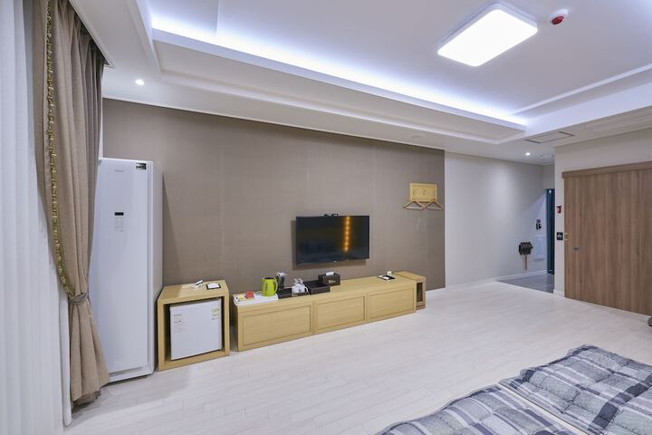 Room 50 of 61