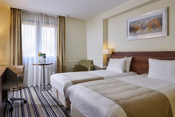 Room 2 of 100