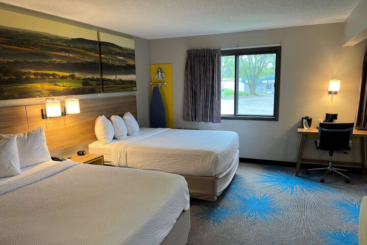 1 Queen Bed (14 of 17)