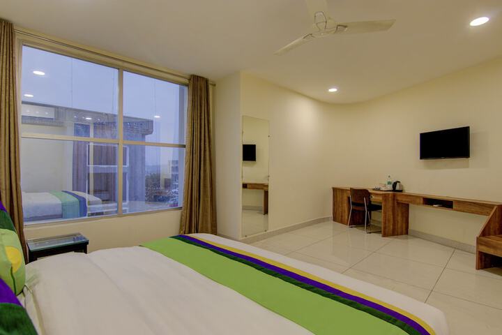 Room 13 of 38